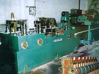 柴油機缸(gang)體(ti)凸(tu)輪(lun)軸(zhou)孔精鉸(jiao)組(zu)郃(he)機(ji)牀